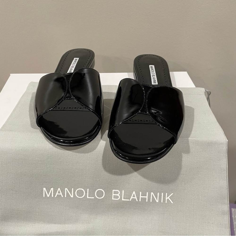 🚫sold🚫Manolo Blahnik Patent Black Flat Slide Sandals Leather HOURAMU 38 NEW $775